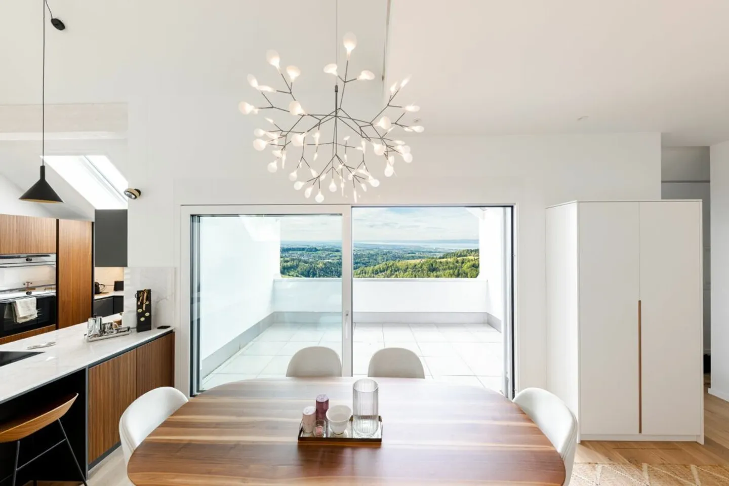 SPEICHERSCHWENDI: Luxurious penthouse apartment with unobstructed Lake Constance panorama near St. Gallen - Photo 3 of 10
