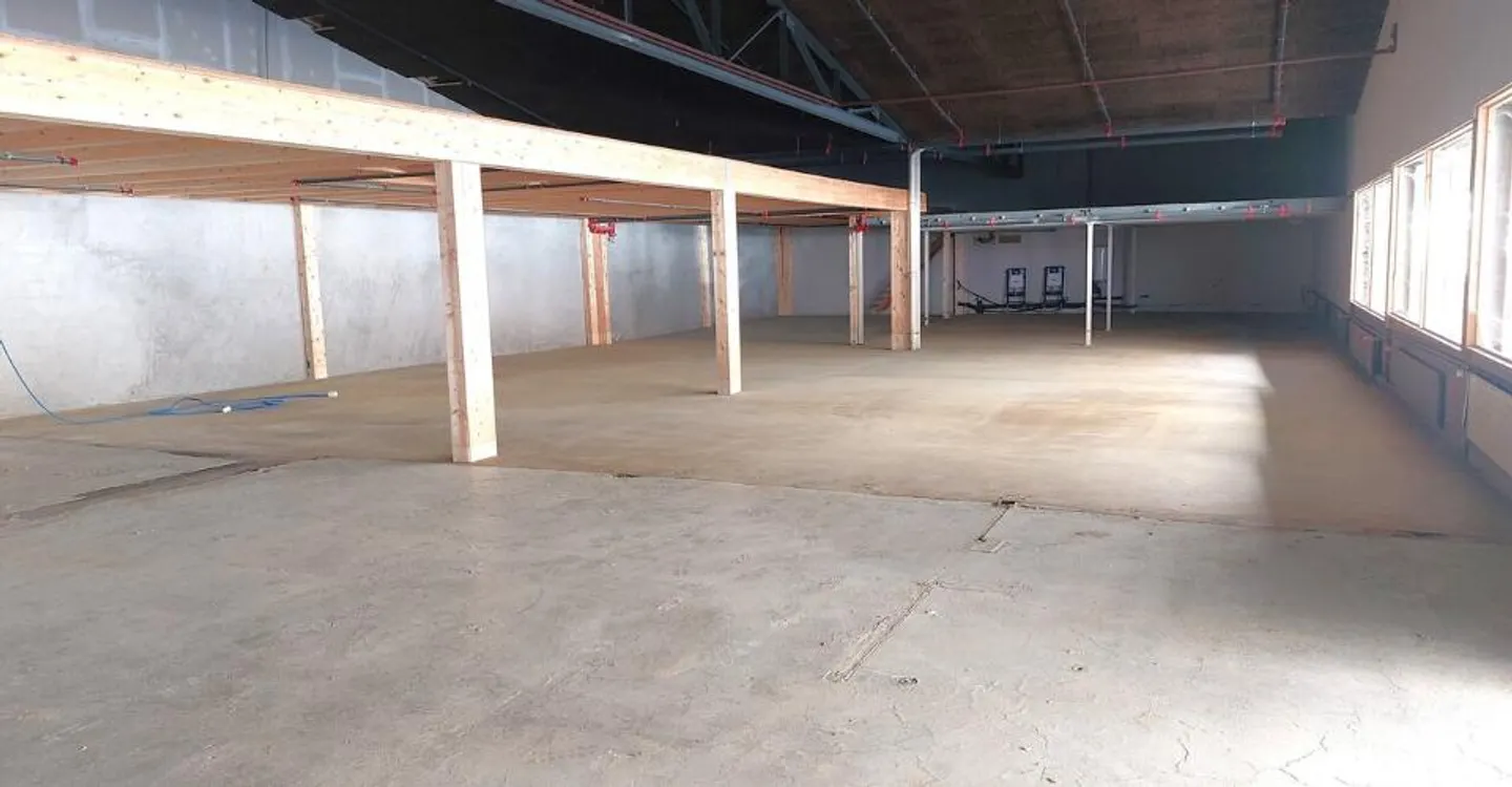 582 m2 Werkstatt im Erdgeschoss - Mehrere Parkplätze - Höhe 4.5 - Foto 2 von 6