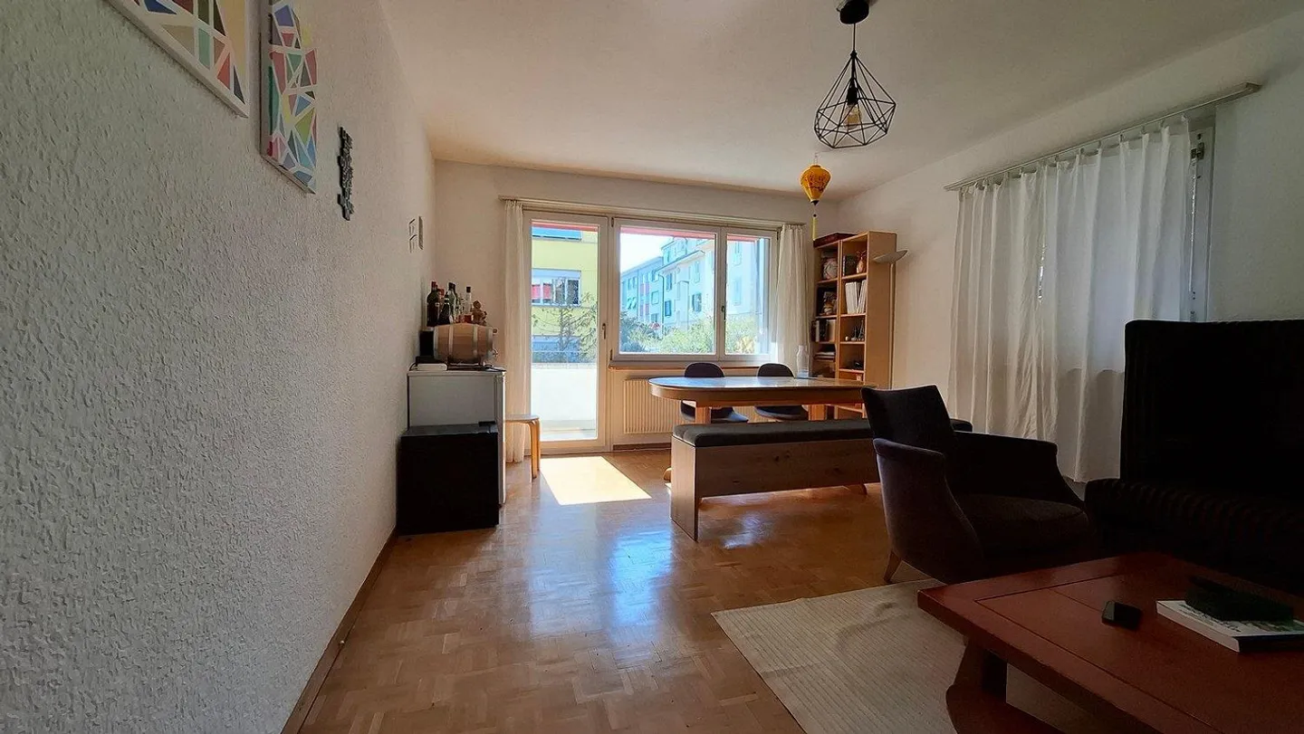 Appartement rénové de 4 pièces dans le quartier populaire de Weissenbühl - Photo 3 sur 6