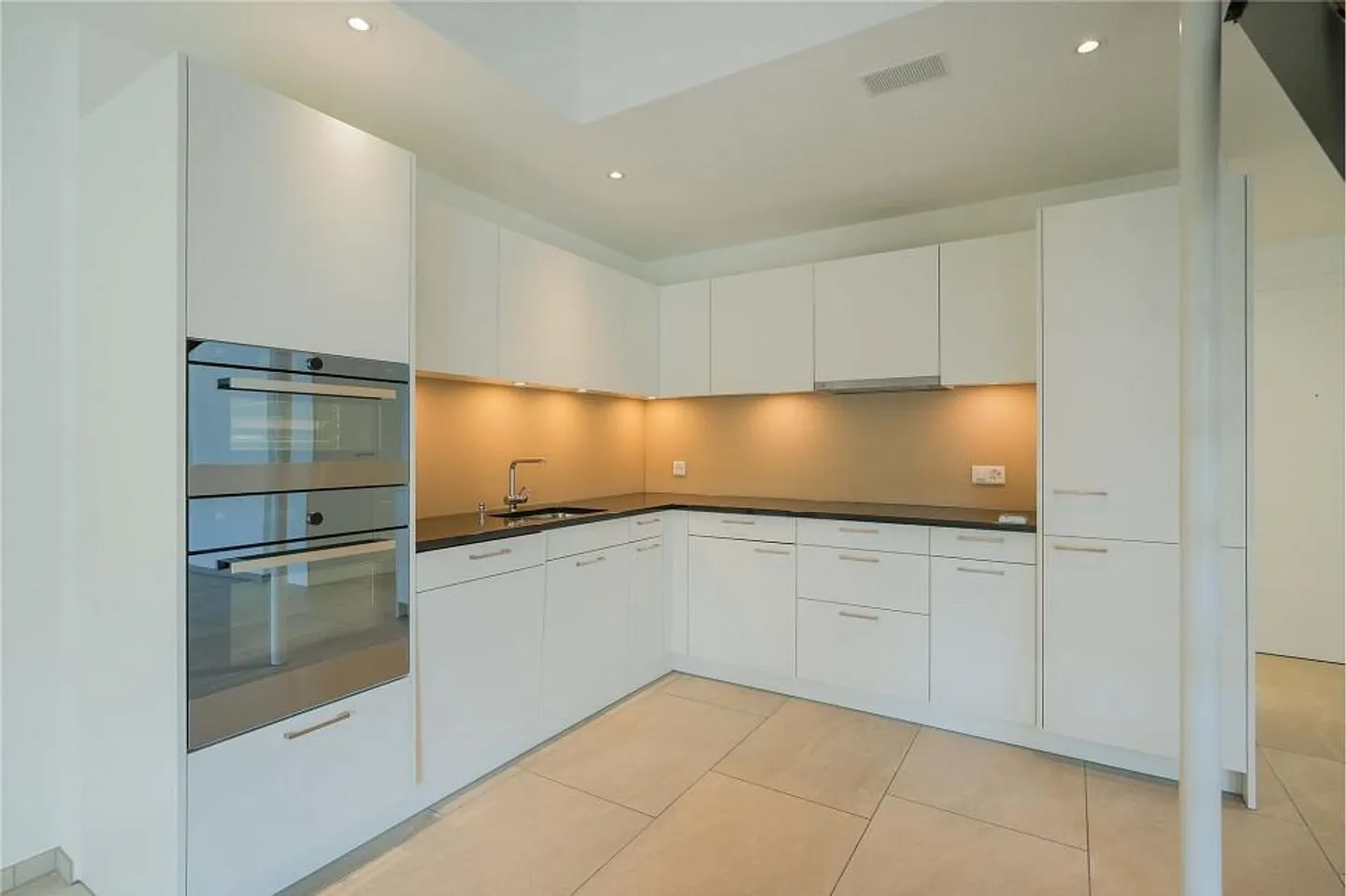 Calme et bien entretenu : appartement sous les combles de 2,5 pièces avec galerie - Photo 3 sur 13