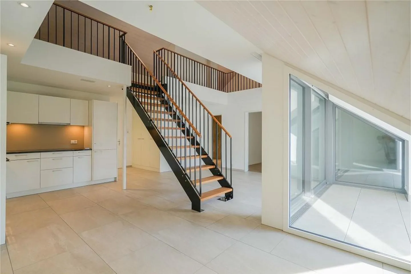 Calme et bien entretenu : appartement sous les combles de 2,5 pièces avec galerie - Photo 2 sur 13