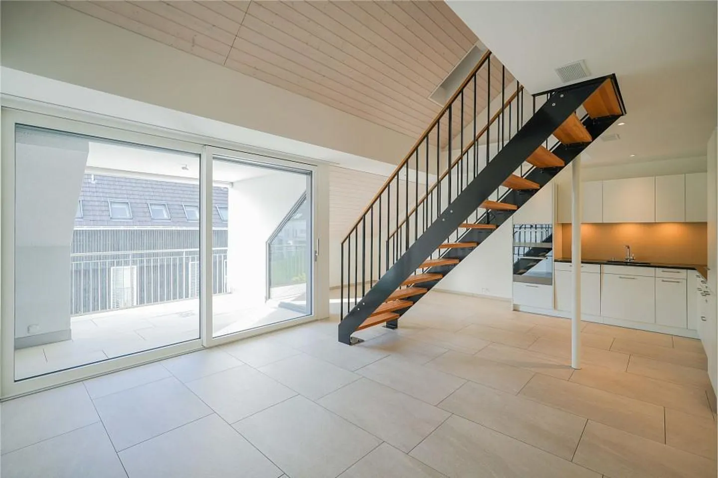 Calme et bien entretenu : appartement sous les combles de 2,5 pièces avec galerie - Photo 6 sur 13