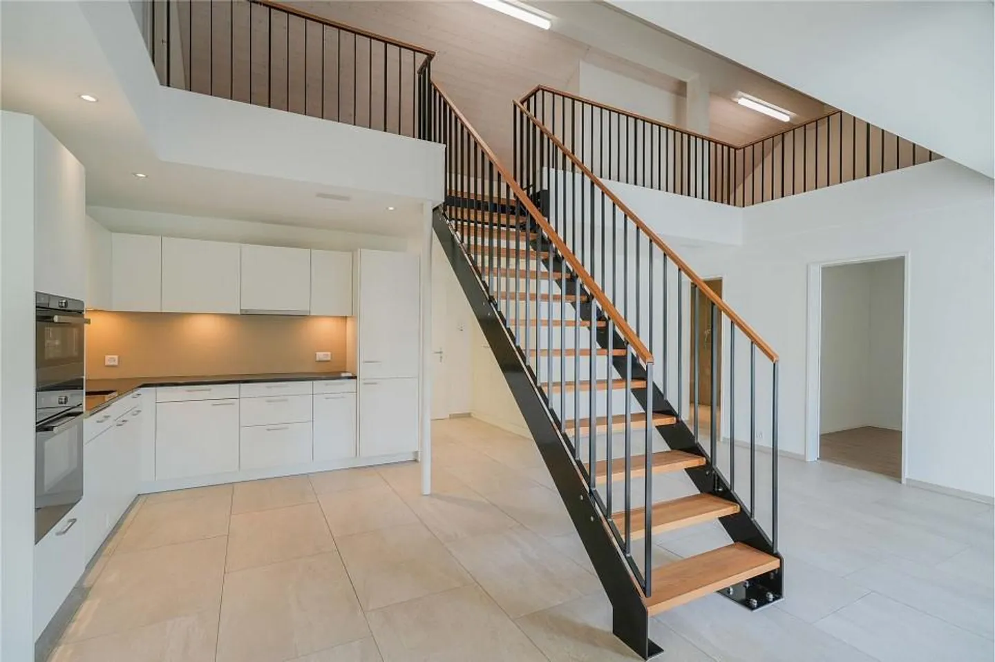 Calme et bien entretenu : appartement sous les combles de 2,5 pièces avec galerie - Photo 8 sur 13