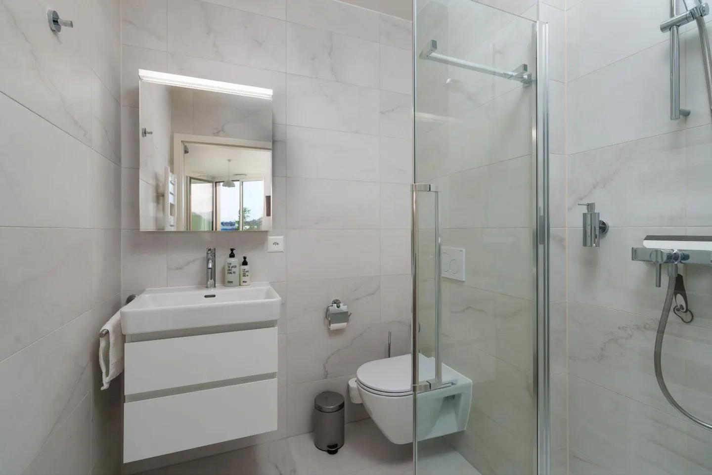 Modernes Studio nahe Bahnhof Chêne-Bourg - Foto 8 von 10