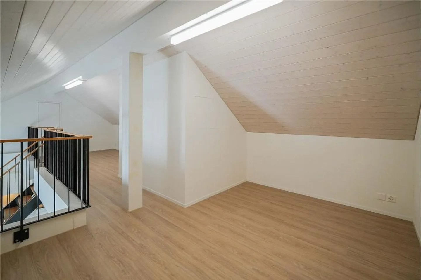 Calme et bien entretenu : appartement sous les combles de 2,5 pièces avec galerie - Photo 10 sur 13