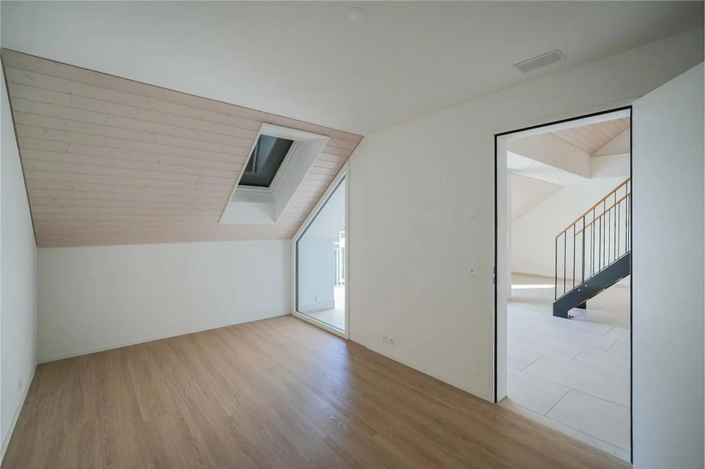 Calme et bien entretenu : appartement sous les combles de 2,5 pièces avec galerie - Photo 12 sur 13