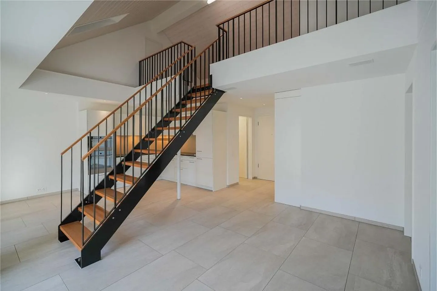 Calme et bien entretenu : appartement sous les combles de 2,5 pièces avec galerie - Photo 11 sur 13