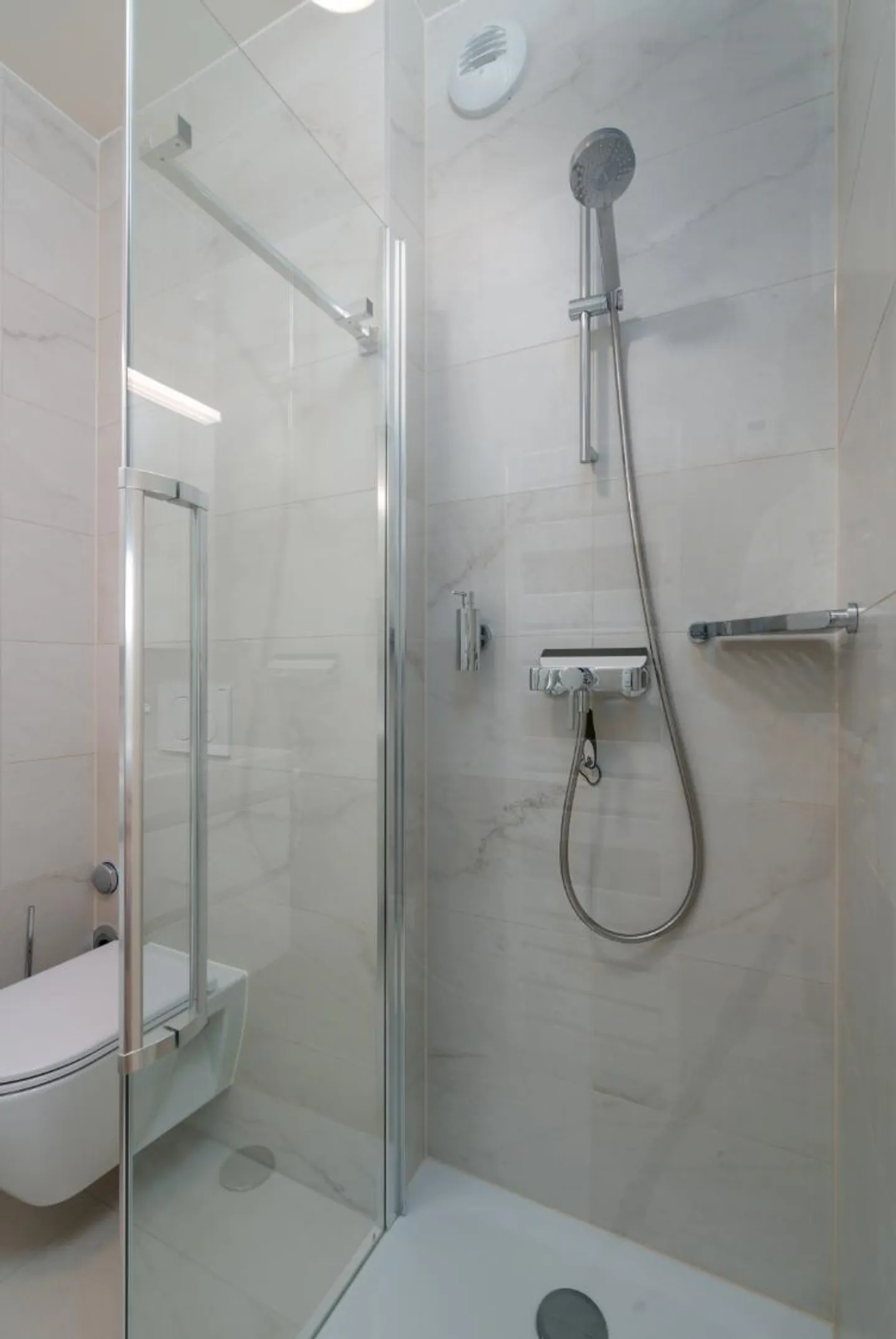 Modernes Studio nahe Bahnhof Chêne-Bourg - Foto 9 von 10