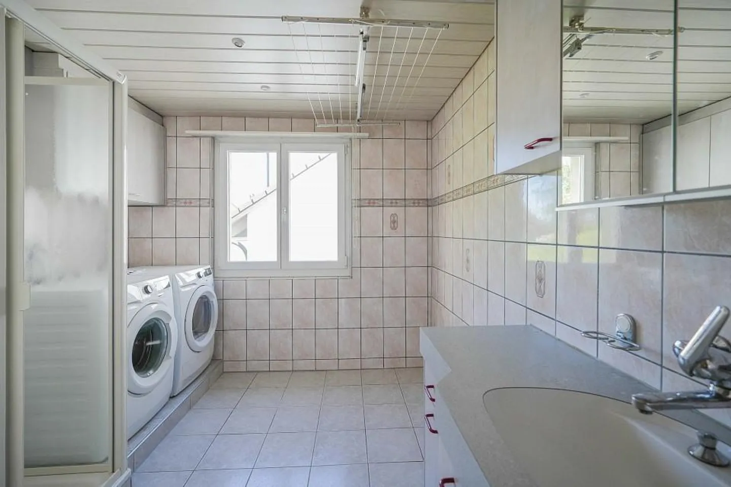 Maison bifamiliale avec jardin spacieux au milieu du village - Photo 5 sur 13