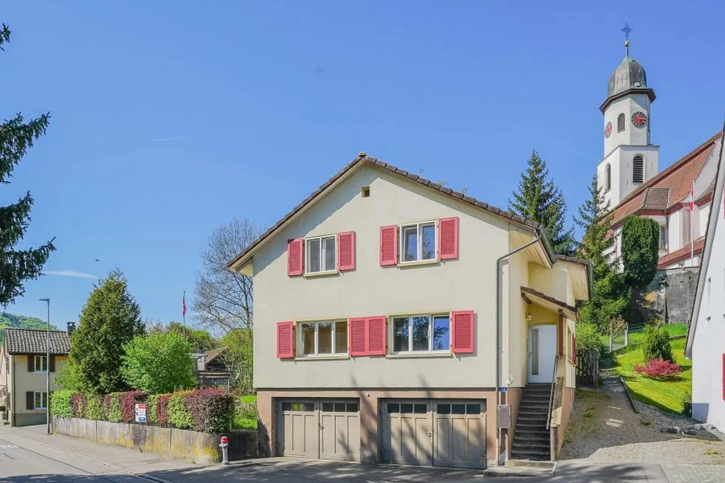Maison bifamiliale avec jardin spacieux au milieu du village - Photo 1 sur 13