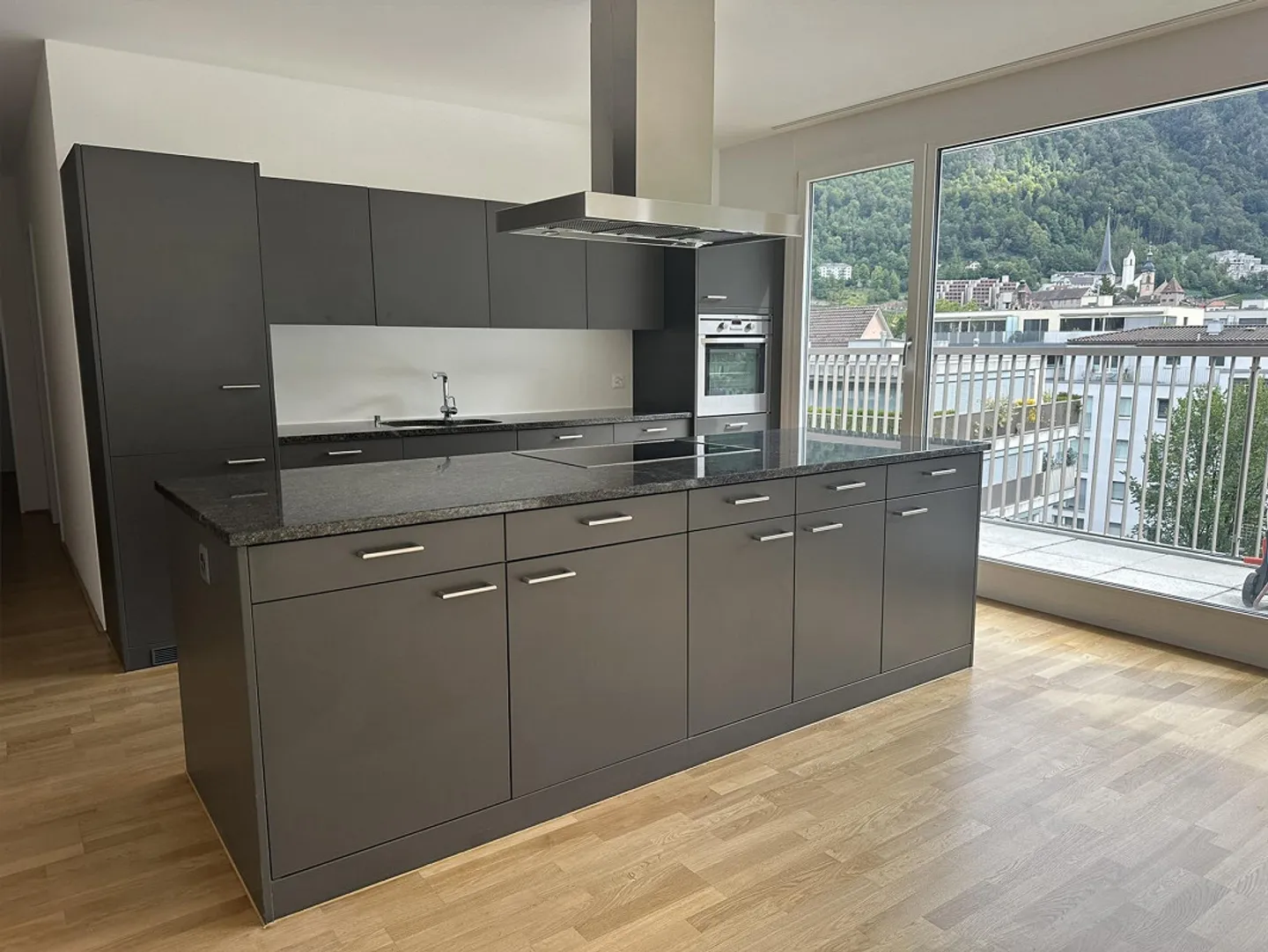 Bright and spacious 4.5-room penthouse apartment in a central location - Photo 1 of 12