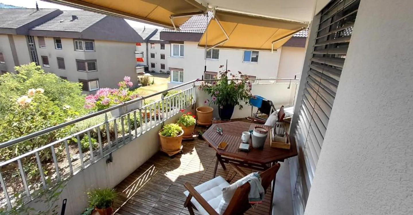 Charming Apartment with Balcony - Photo 3 of 4