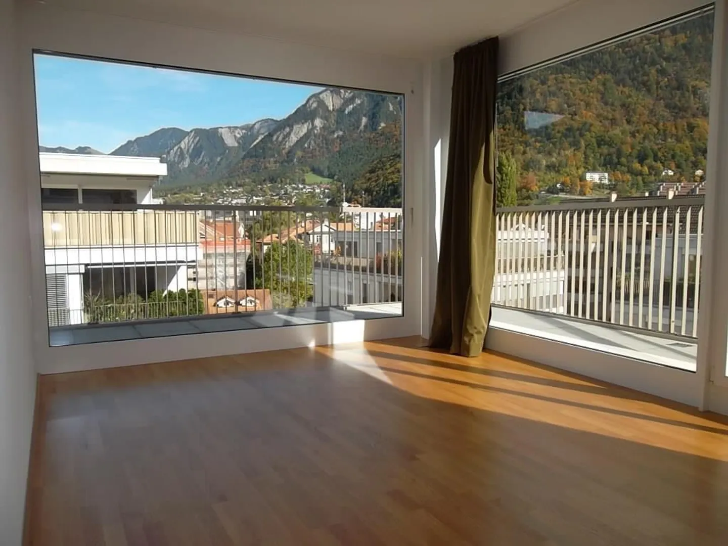 Bright and spacious 4.5-room penthouse apartment in a central location - Photo 2 of 12