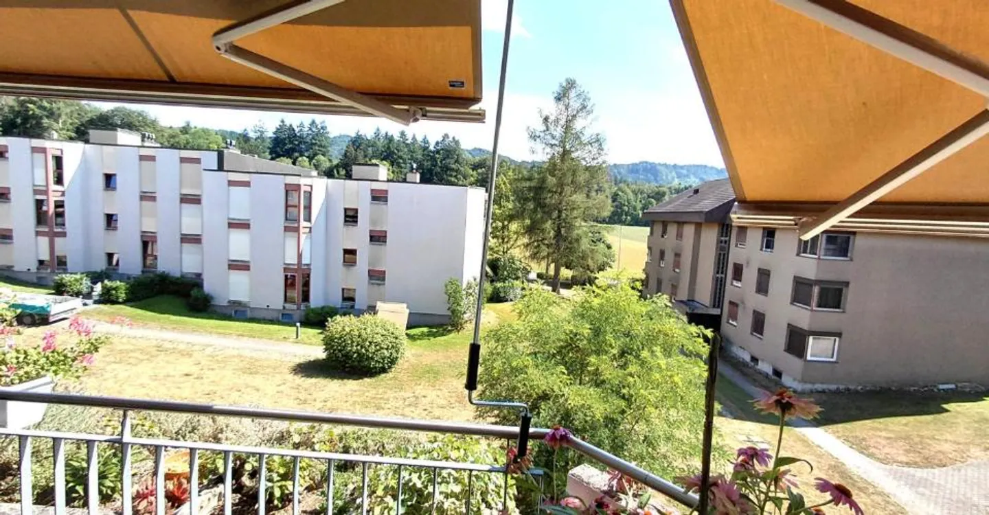 Charming Apartment with Balcony - Photo 4 of 4