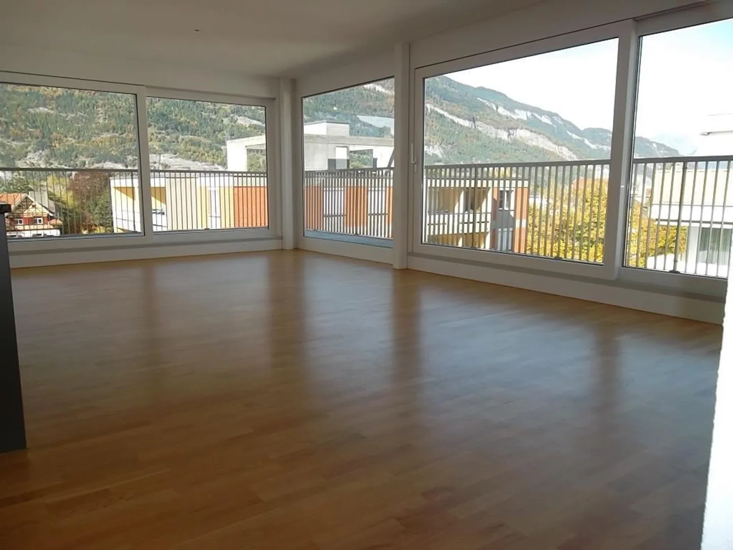 Bright and spacious 4.5-room penthouse apartment in a central location - Photo 3 of 12