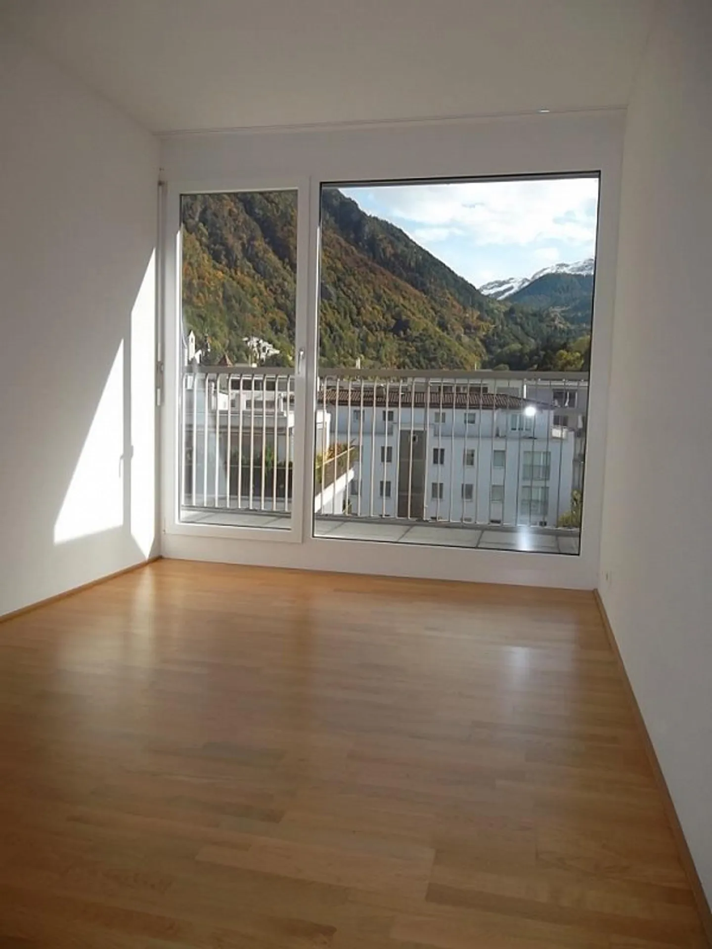 Bright and spacious 4.5-room penthouse apartment in a central location - Photo 5 of 12