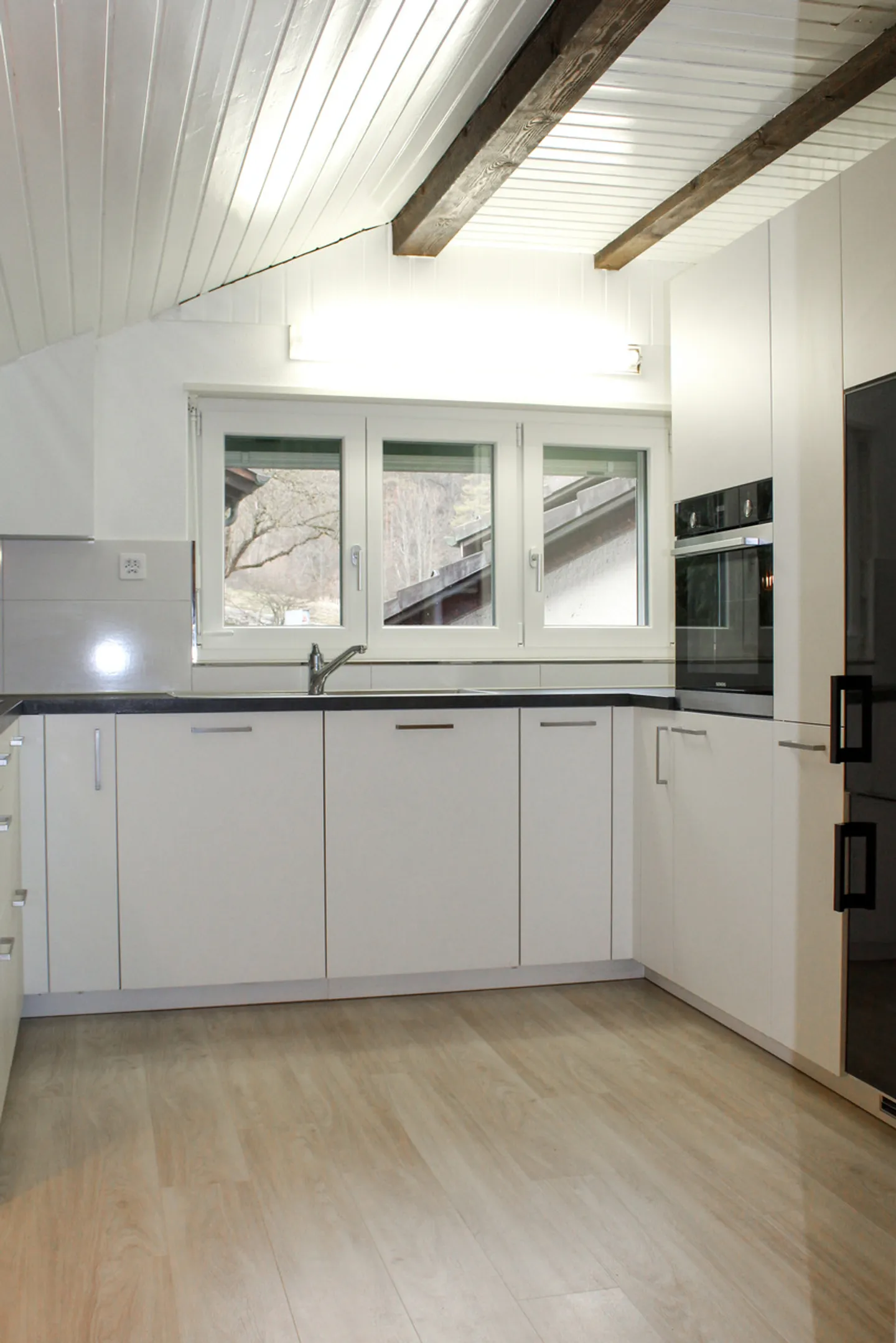 For rent: 3.5 room apartment on the first floor with balcony and attic - Photo 1 of 17