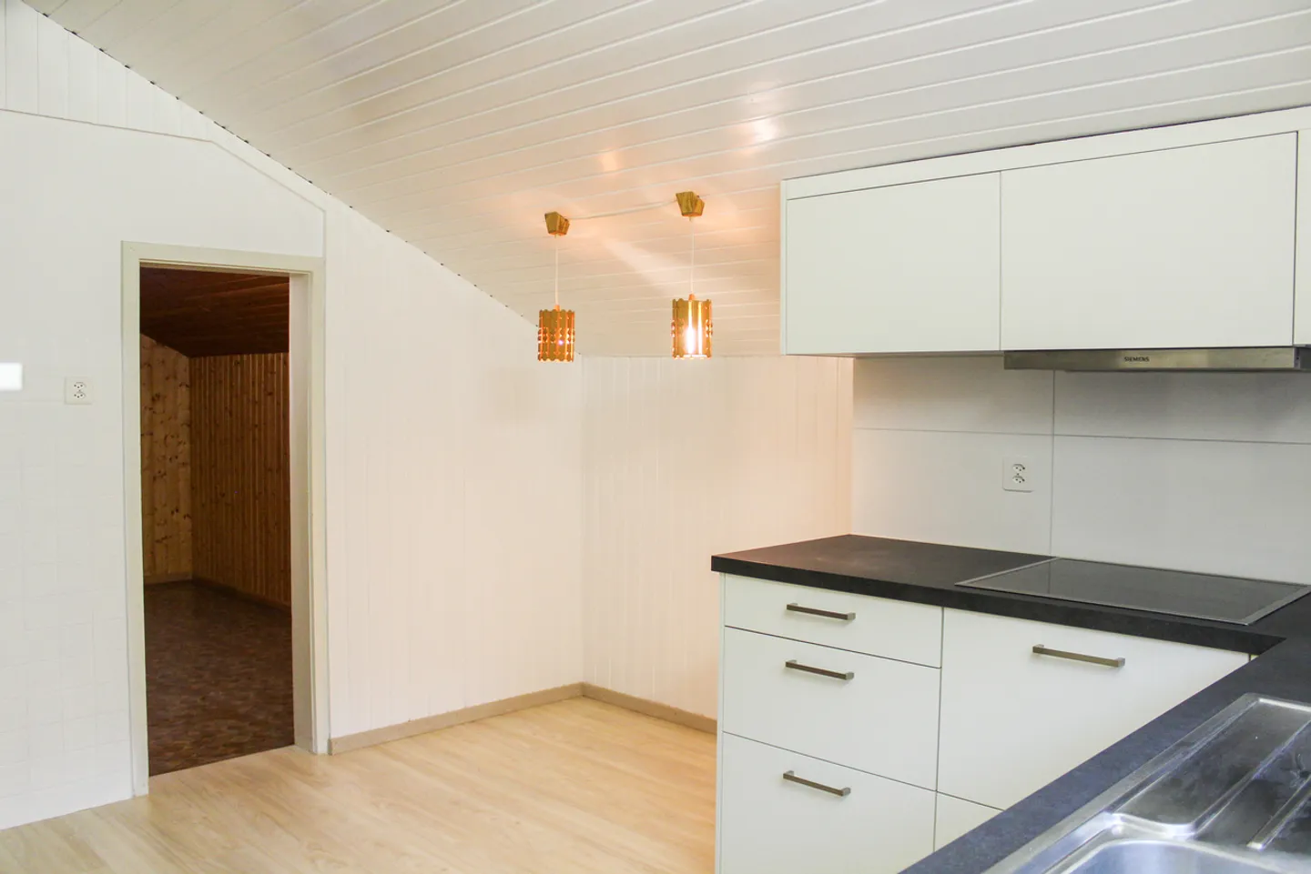 For rent: 3.5 room apartment on the first floor with balcony and attic - Photo 3 of 17