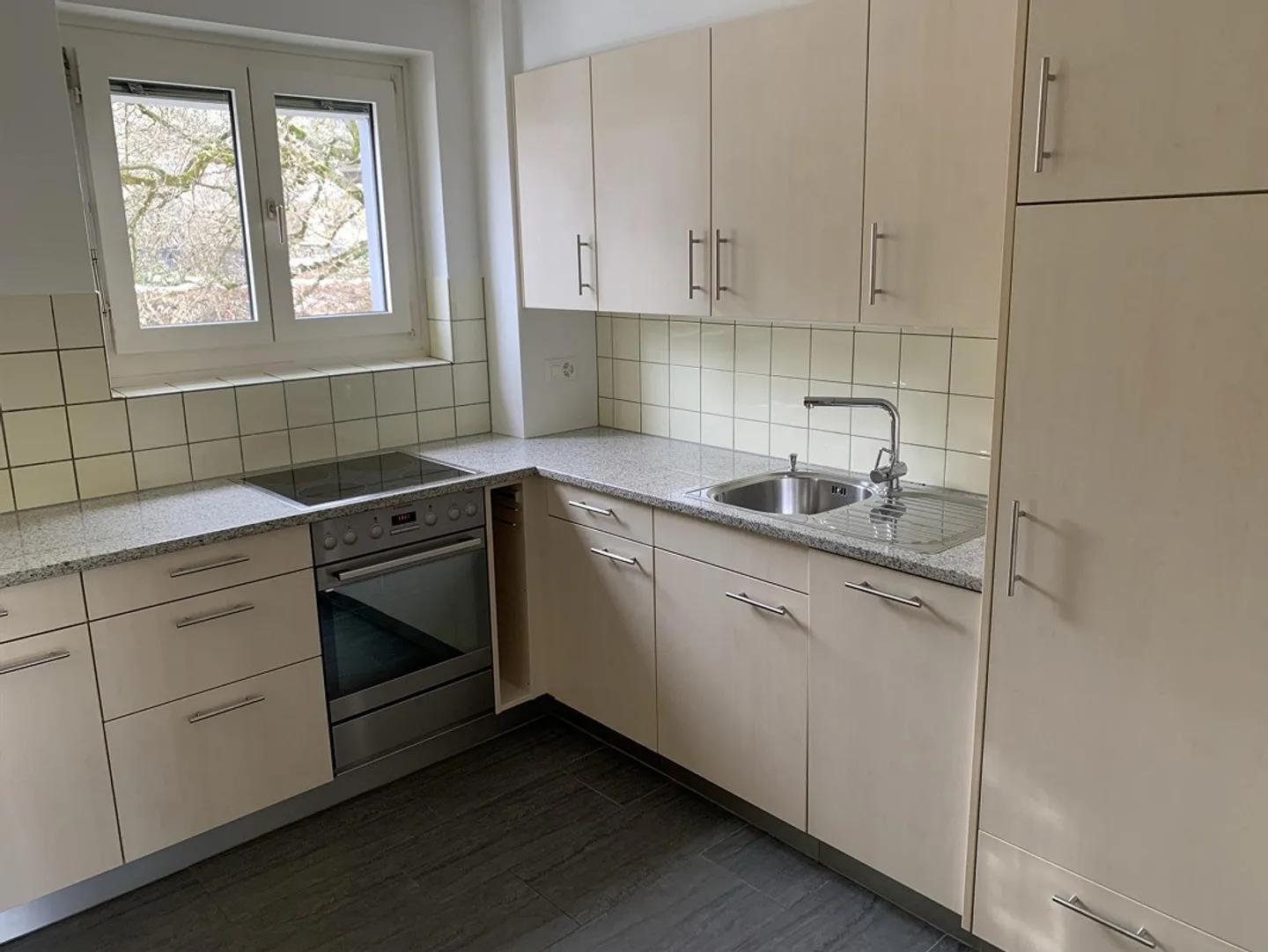 Appartement lumineux de 3,5 pièces avec beau balcon à Riehen - Photo 1 sur 7