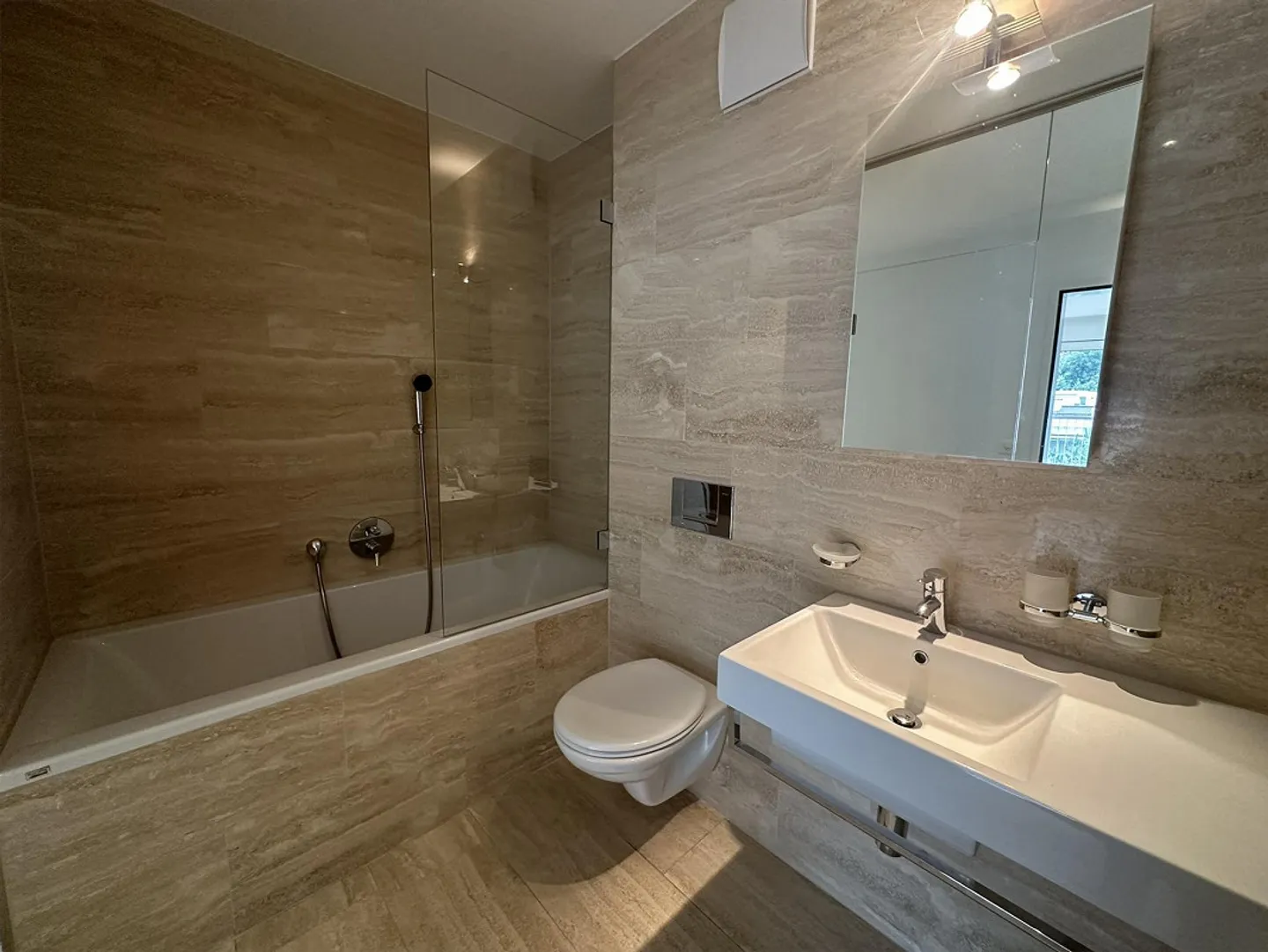 Bright and spacious 4.5-room penthouse apartment in a central location - Photo 8 of 12