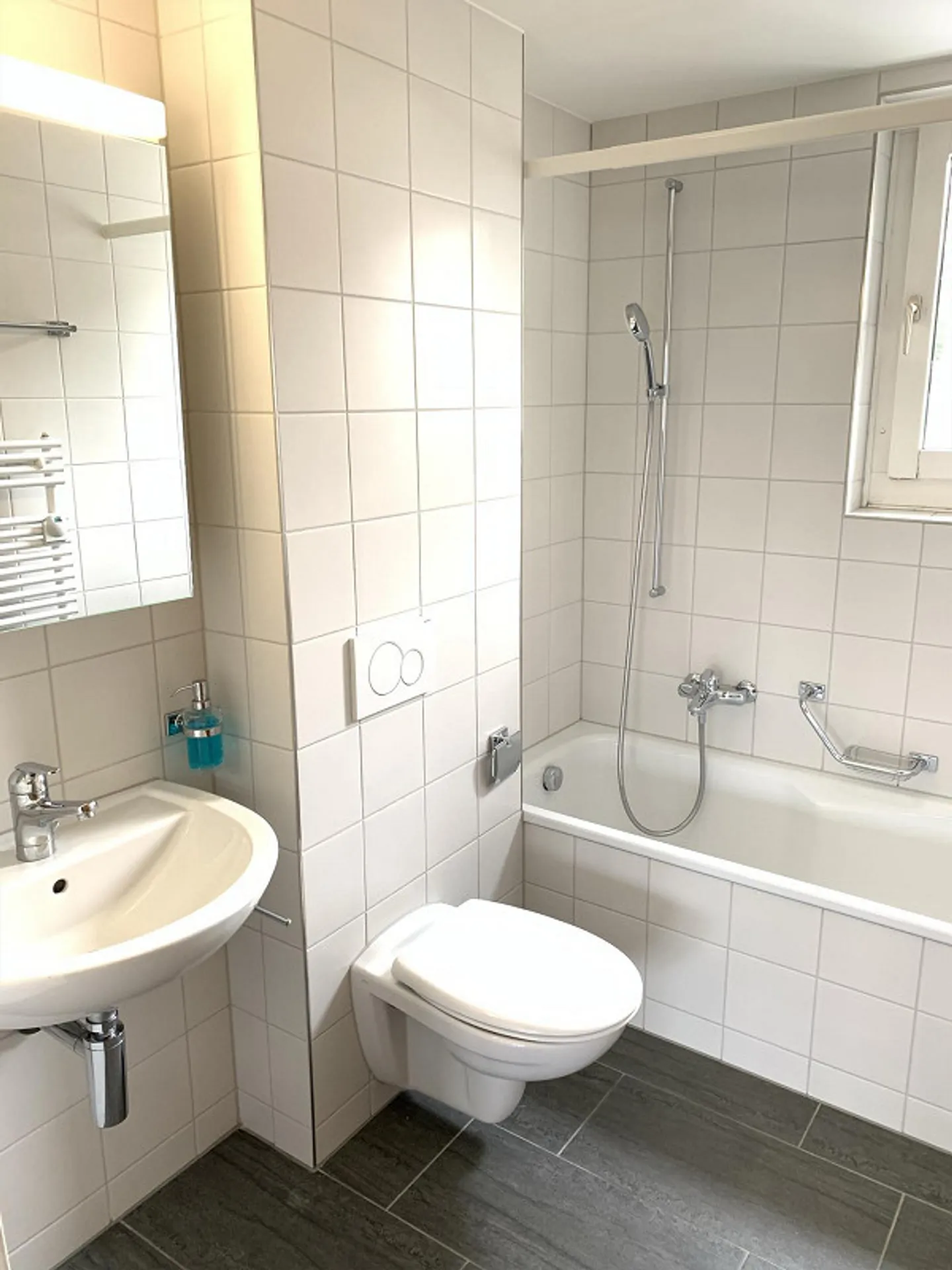 Appartement lumineux de 3,5 pièces avec beau balcon à Riehen - Photo 3 sur 7