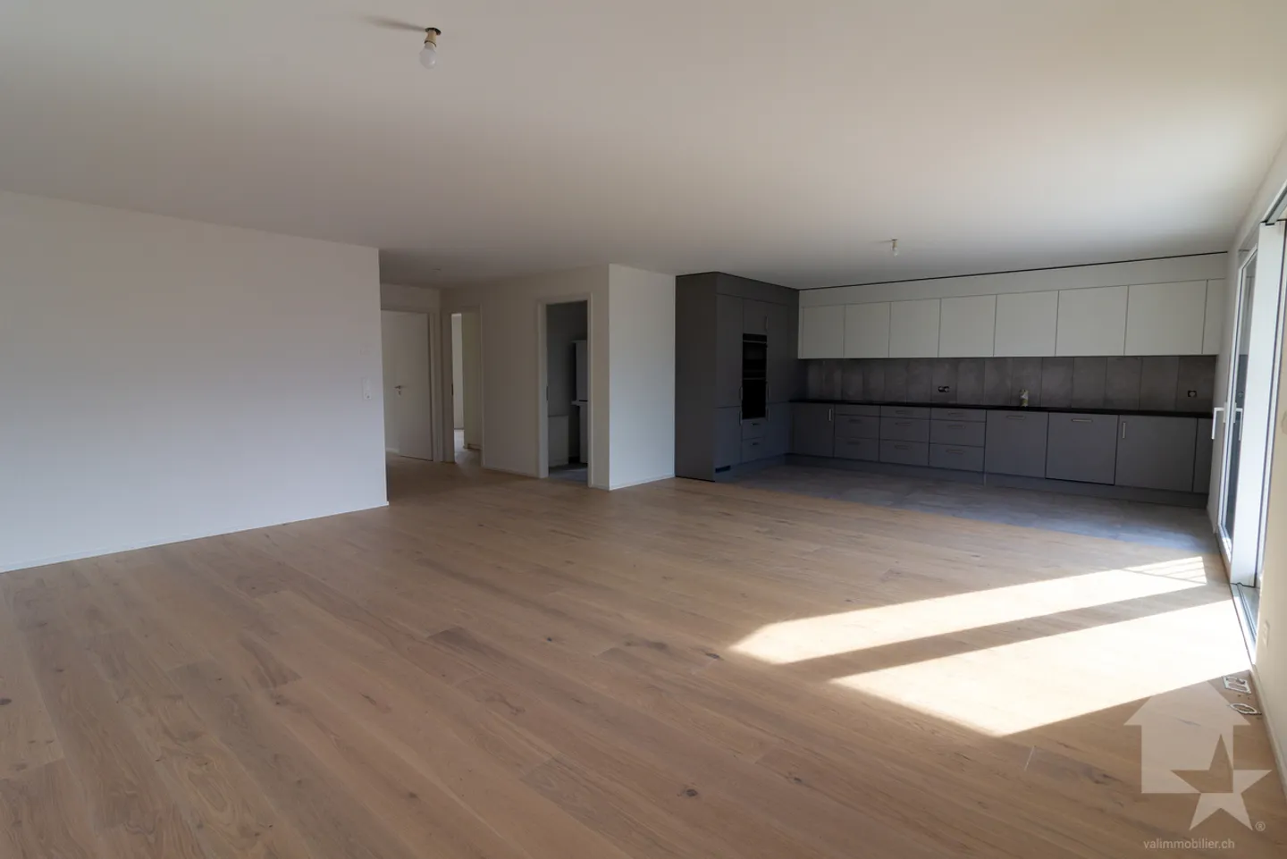 Wunderschöne 4,5 Zimmer neu mit 130m2 und großem Balkon - Foto 3 von 13