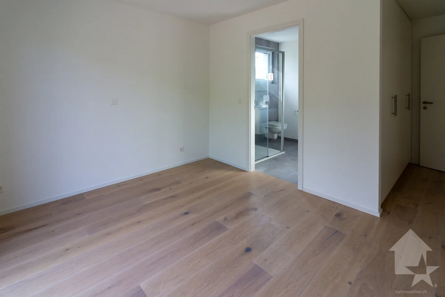 Wunderschöne 4,5 Zimmer neu mit 130m2 und großem Balkon - Foto 10 von 13