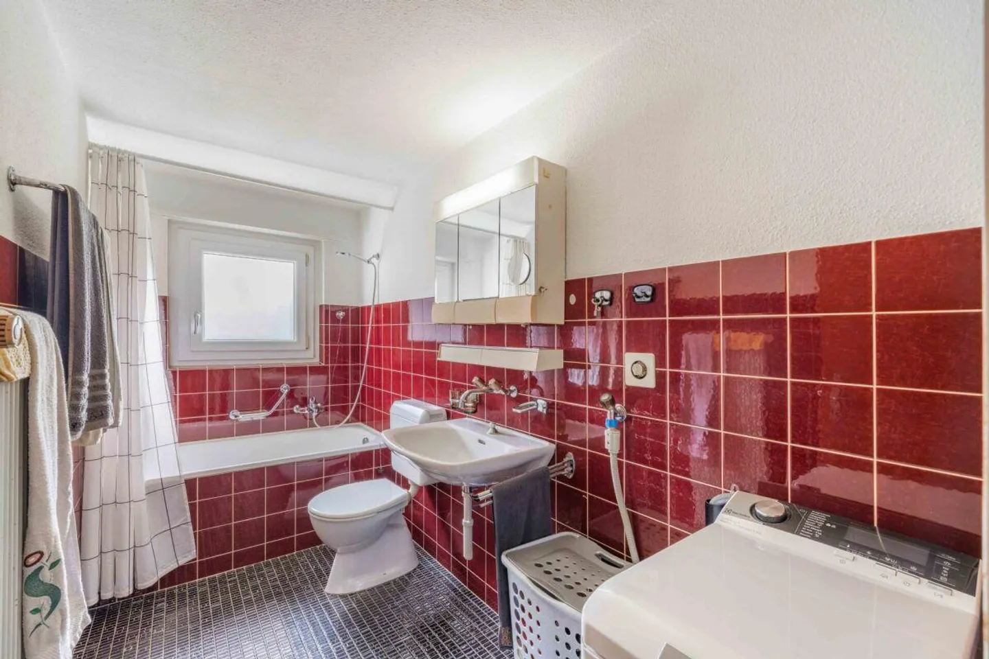 Charming Semi-Detached House in Sunny Location - Photo 5 of 20