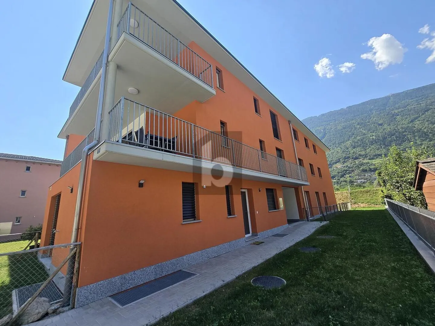 MODERN, GERÄUMIG UND SONNIG - Foto 1 von 6