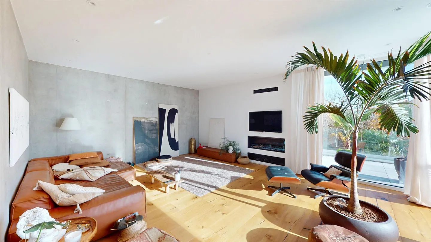 Oberwil Prime Location: Modern, Light-Filled 6-Room Villa with Pool, Garden and Separate Apartment - Photo 3 of 14