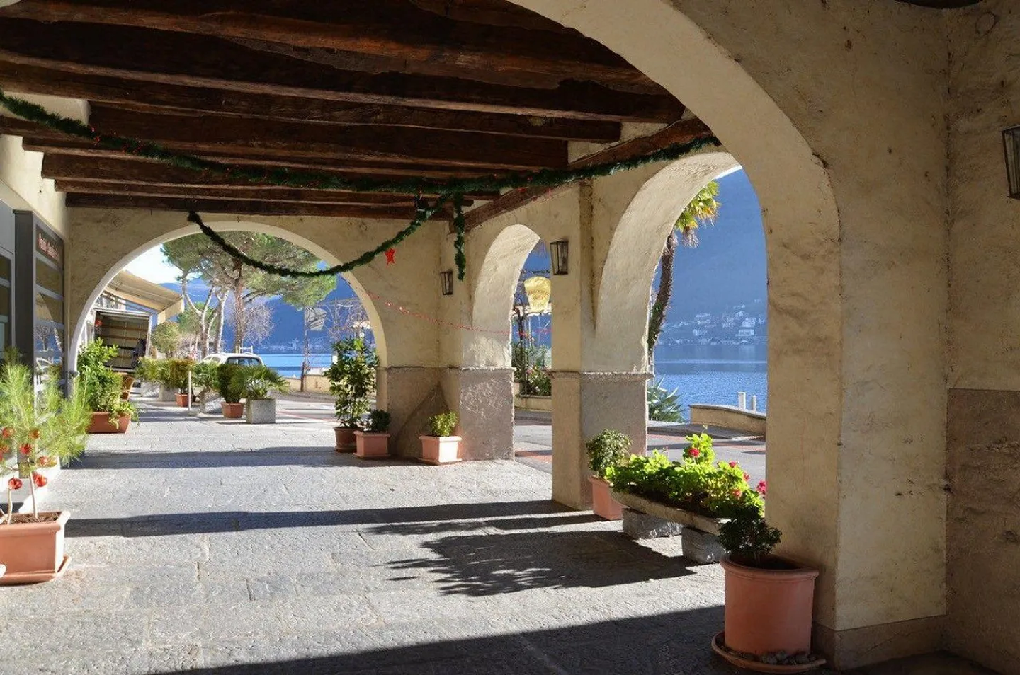 Locaux commerciaux au bord du lac de Morcote avec portique et façade en verre - Photo 1 sur 8