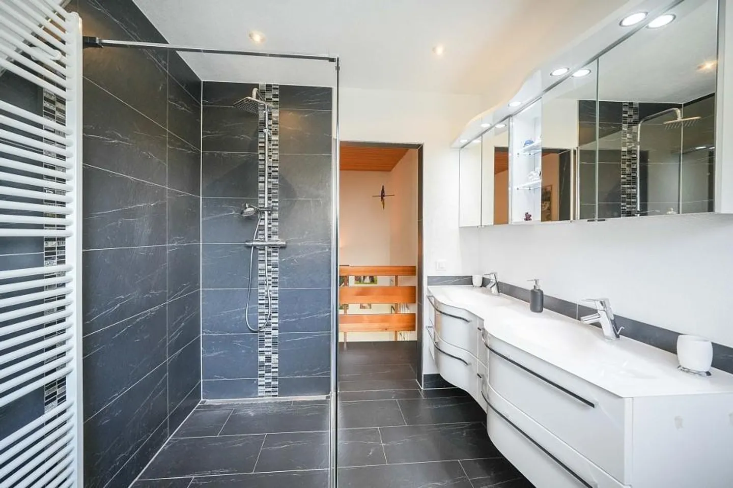 Wohnen mit Ferien-Feeling: 5.5 Zimmer-Doppel-Einfamilienhaus an ruh... - Foto 7 di 13