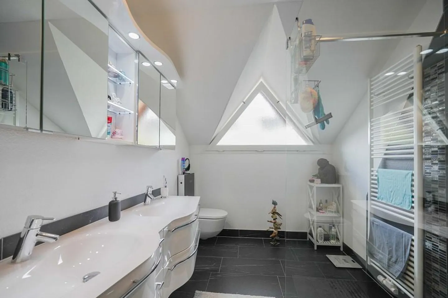 Wohnen mit Ferien-Feeling: 5.5 Zimmer-Doppel-Einfamilienhaus an ruh... - Foto 11 di 13