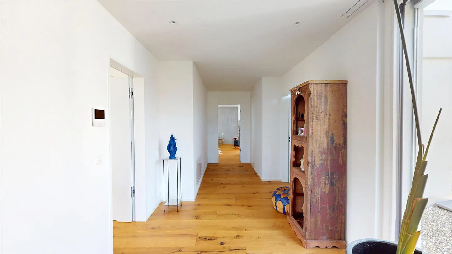 Oberwil Prime Location: Modern, Light-Filled 6-Room Villa with Pool, Garden and Separate Apartment - Photo 9 of 14