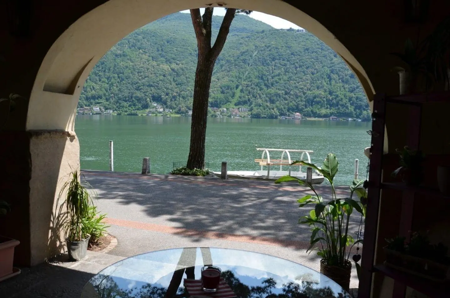 Locaux commerciaux au bord du lac de Morcote avec portique et façade en verre - Photo 2 sur 8