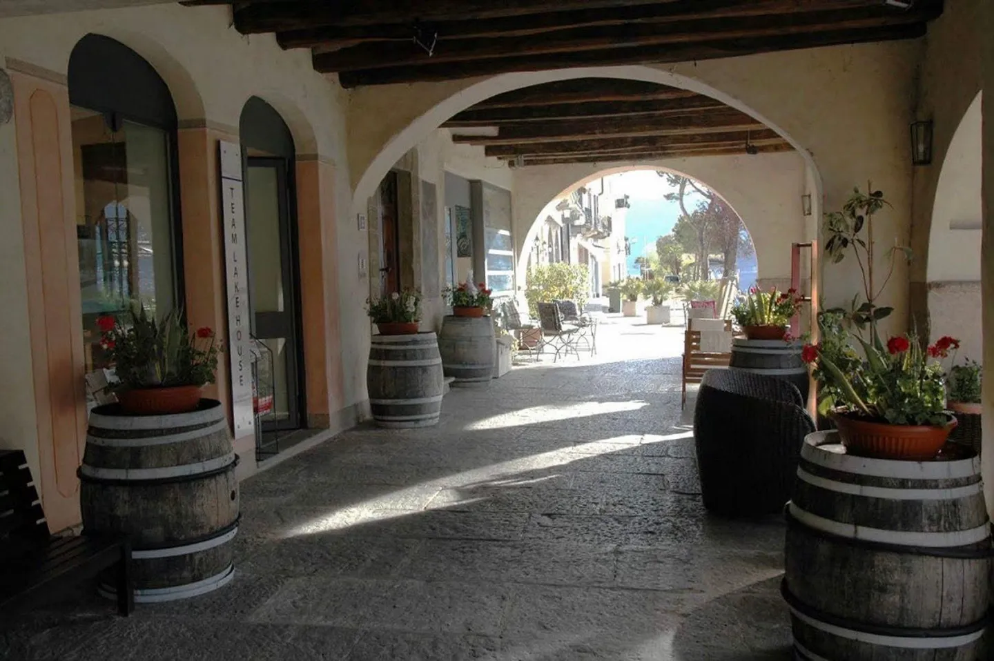 Locaux commerciaux au bord du lac de Morcote avec portique et façade en verre - Photo 6 sur 8