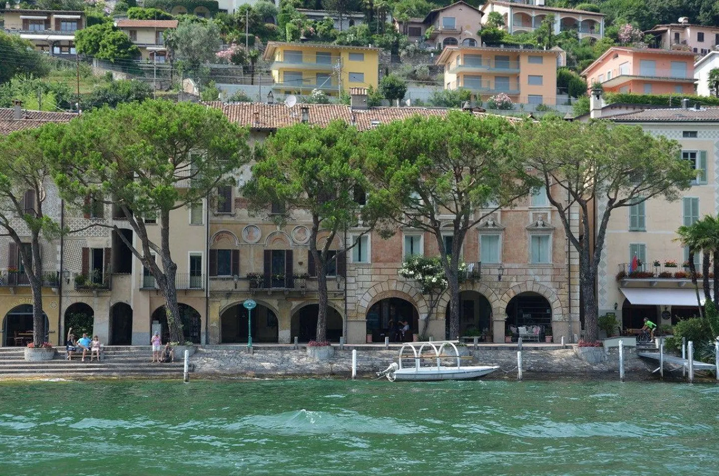Locaux commerciaux au bord du lac de Morcote avec portique et façade en verre - Photo 7 sur 8