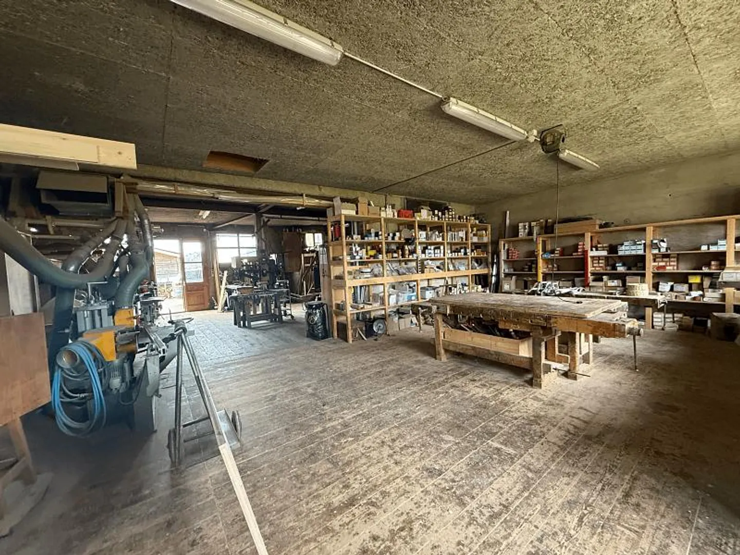 TISCHLEREI, BLECHVERARBEITUNG UND ZIMMEREI WERKSTATT - Foto 1 von 4
