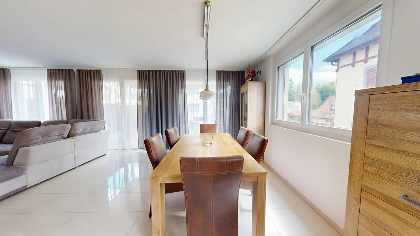 Beautiful 4.5 room apartment with balcony, lift and two underground parking spaces in Liestal - Photo 4 of 12