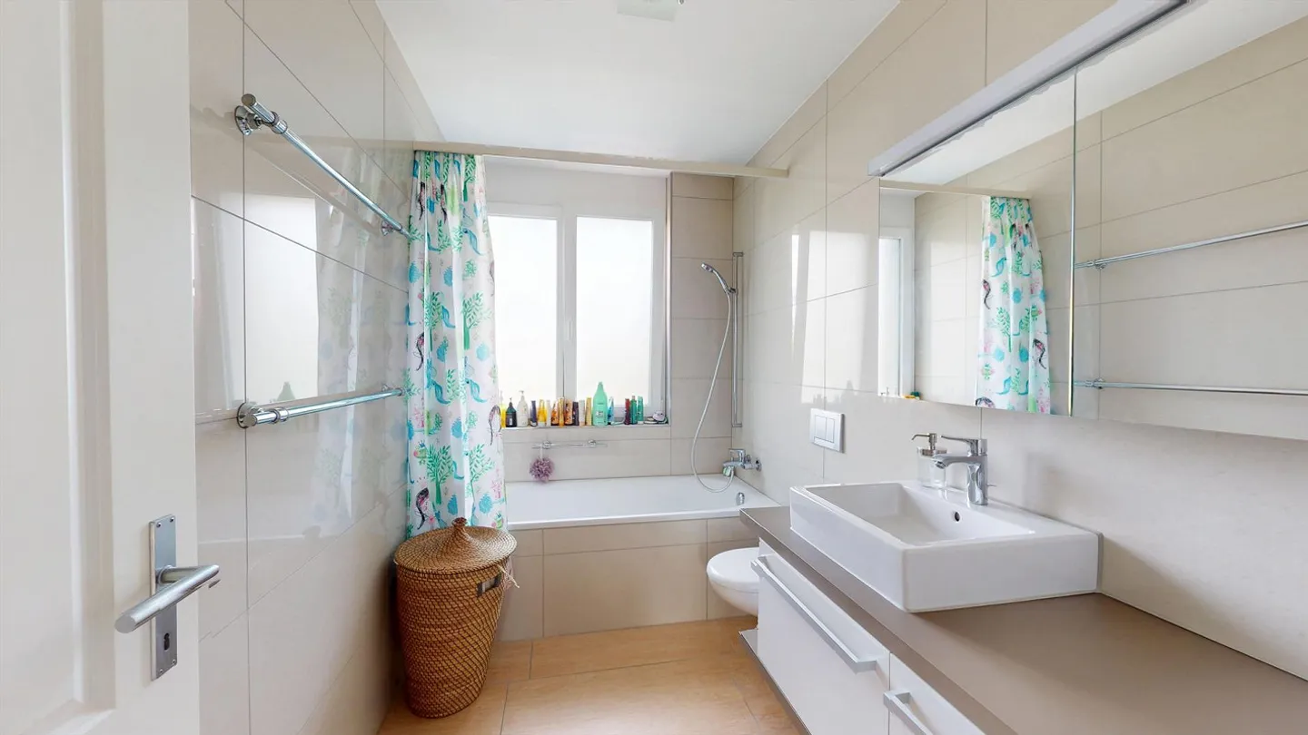 Beautiful 4.5 room apartment with balcony, lift and two underground parking spaces in Liestal - Photo 9 of 12