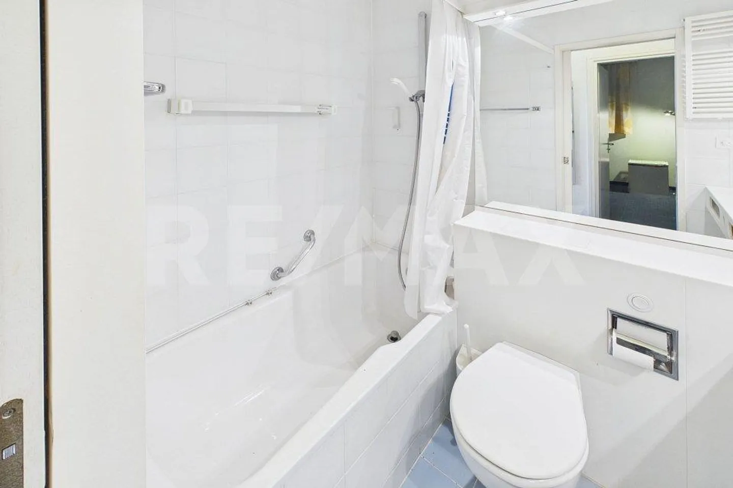 Appartement Charmant avec Vue sur le Lac - Photo 8 sur 13