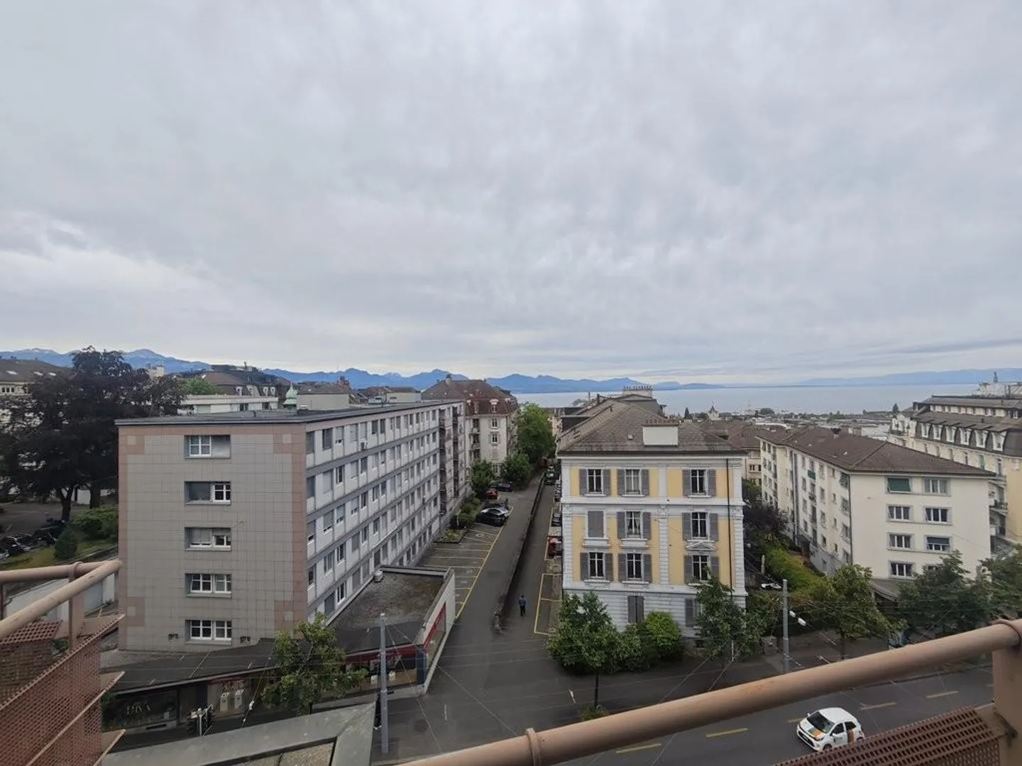 Magnifico appartamento con vista lago, a 5 minuti dalla stazione ferroviaria - Foto 1 di 7