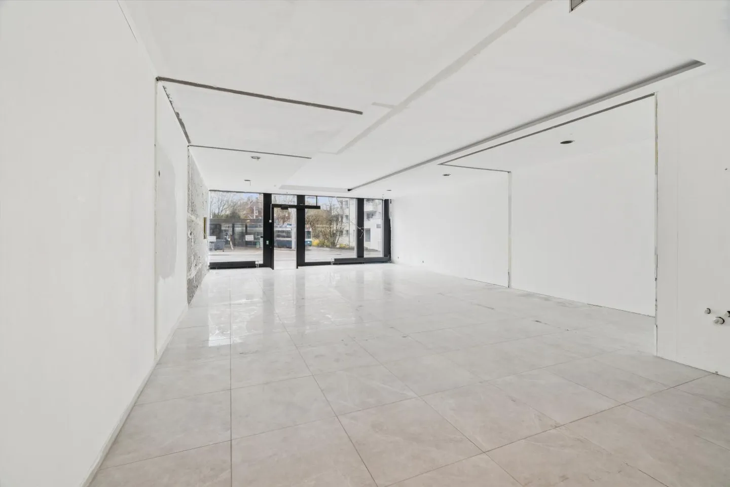 Light-flooded commercial space with flexible layout directly at Klusplatz - Photo 1 of 7