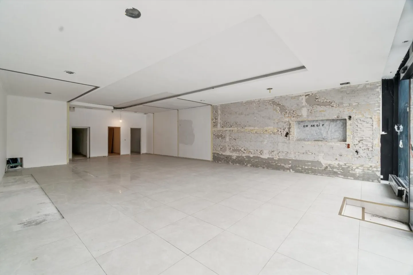 Light-flooded commercial space with flexible layout directly at Klusplatz - Photo 3 of 7