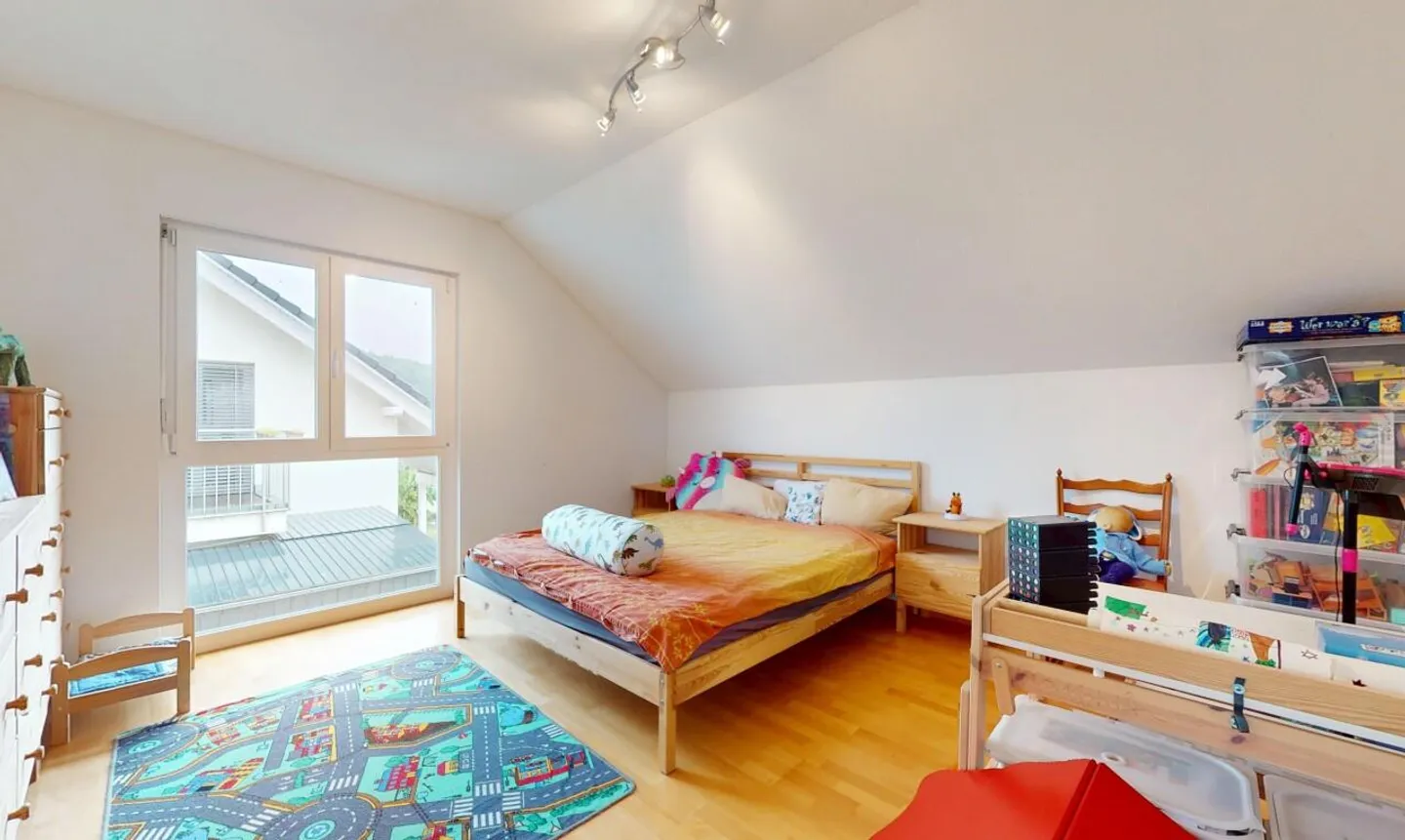 Maison lumineuse de 6,5 pièces dans un emplacement calme avec beaucoup d'espace - Photo 4 sur 11