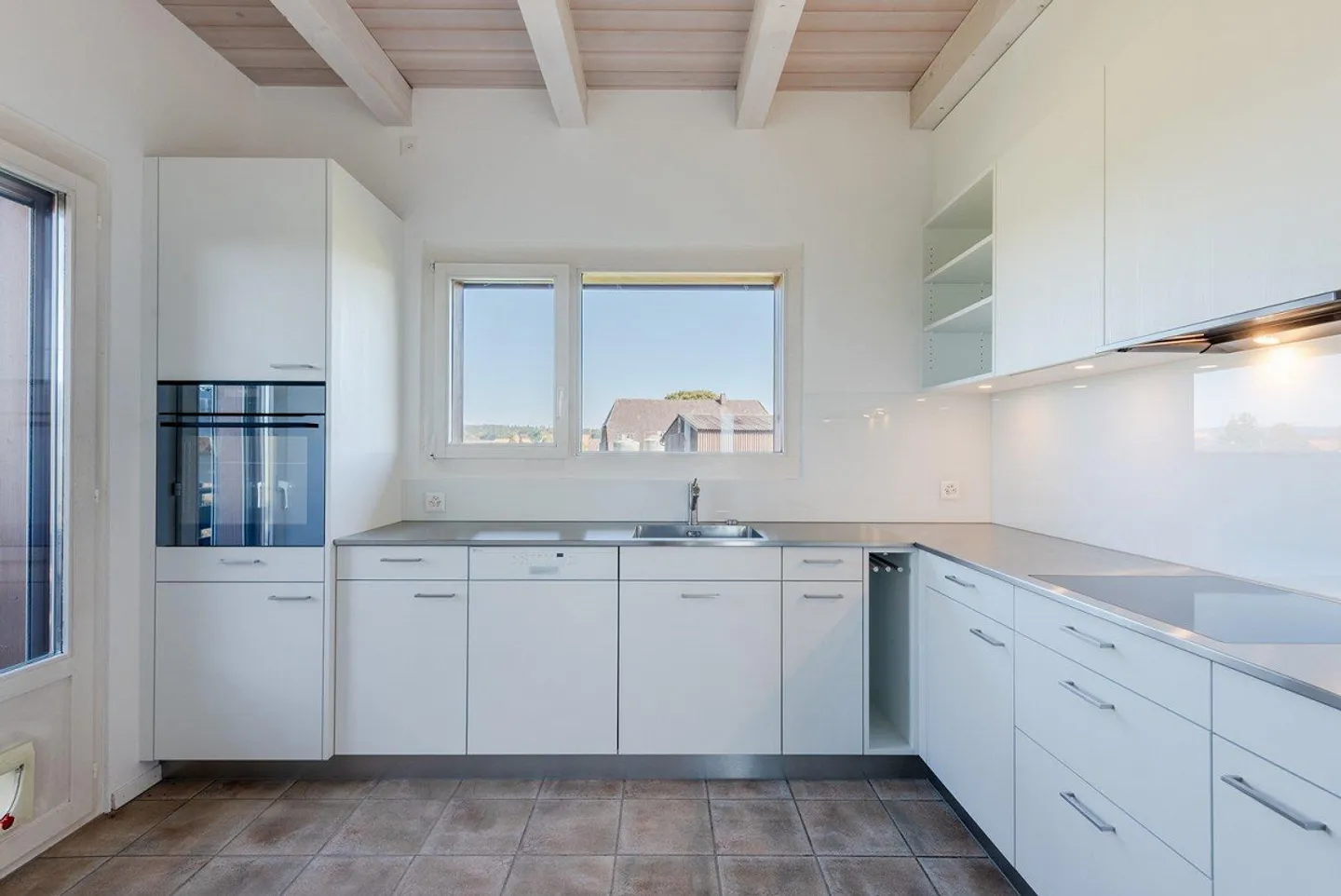 Appartamento 5.5 stanze appena ristrutturato con panorama, terrazza sul tetto e balcone - sole garantito - Foto 12 di 13