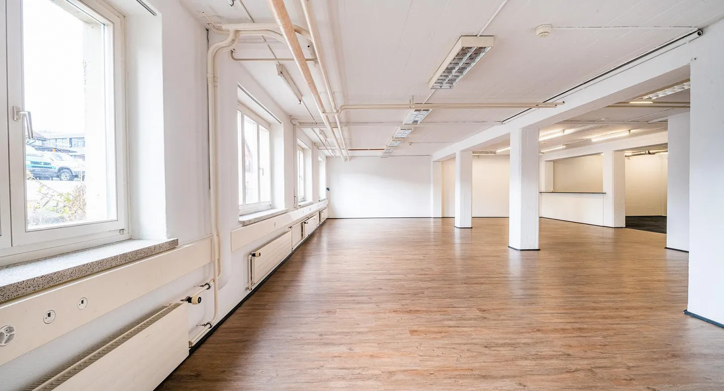 Espace commercial polyvalent de 140 m² au rez-de-chaussée à Weisslingen - Photo 1 sur 5