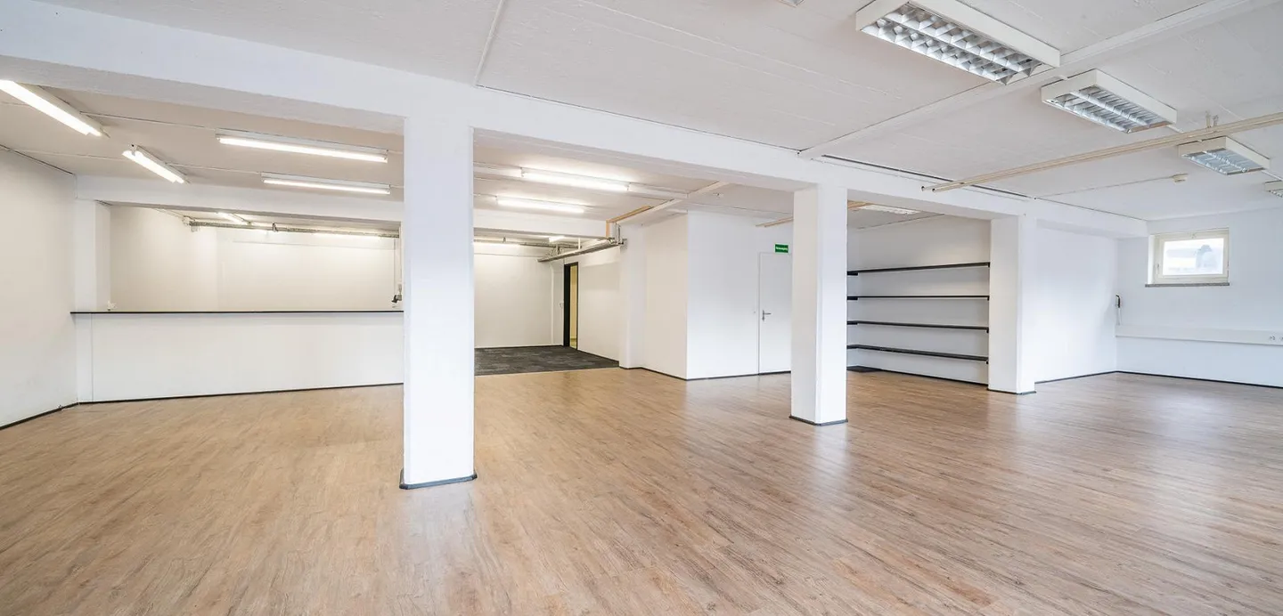 Espace commercial polyvalent de 140 m² au rez-de-chaussée à Weisslingen - Photo 2 sur 5