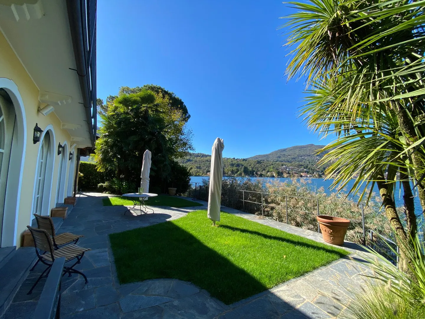 Charmante villa en bord de lac à Caslano – élégance directement au bord du lac - Photo 1 sur 10
