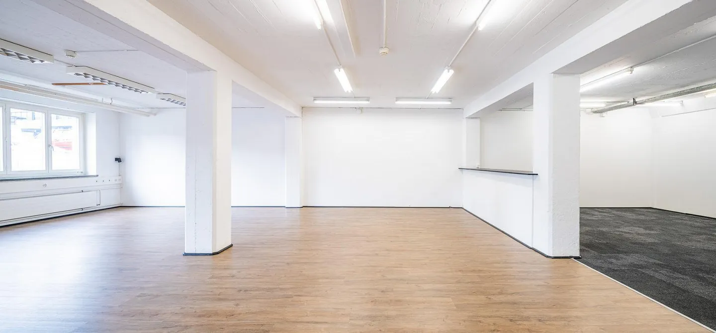 Espace commercial polyvalent de 140 m² au rez-de-chaussée à Weisslingen - Photo 3 sur 5